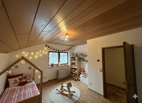 Zimmer unter der Dachschräge, mit KI virtuell als Kinderzimmer eingerichtet