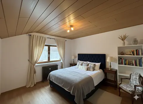 Zimmer mit Fenster, mit KI virtuell als Schlafzimmer eingerichtet